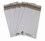Los sobres blancos reciclables de la cartulina, no doblan por favor el sobre para enviar